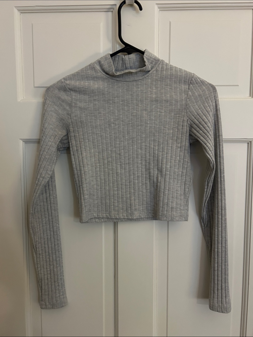 H&M Light Gray Ribbed Mock-Neck Long Sleeve Crop Top